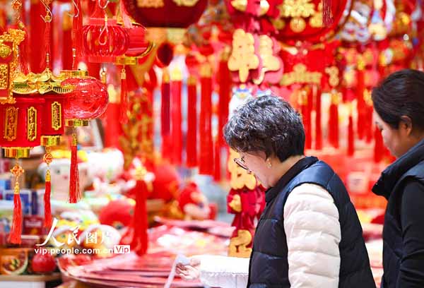 Shopping for Spring Festival goods brings festive cheer to E China's Jiangsu