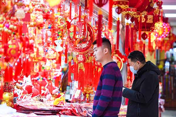 Shopping for Spring Festival goods brings festive cheer to E China's Jiangsu