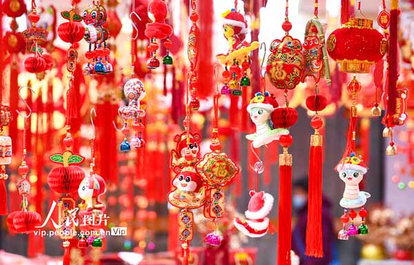 Shopping for Spring Festival goods brings festive cheer to E China's Jiangsu