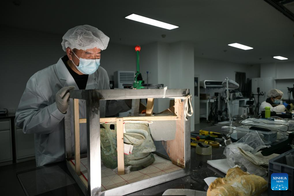 Pic story of relic restorer at Sanxingdui Museum