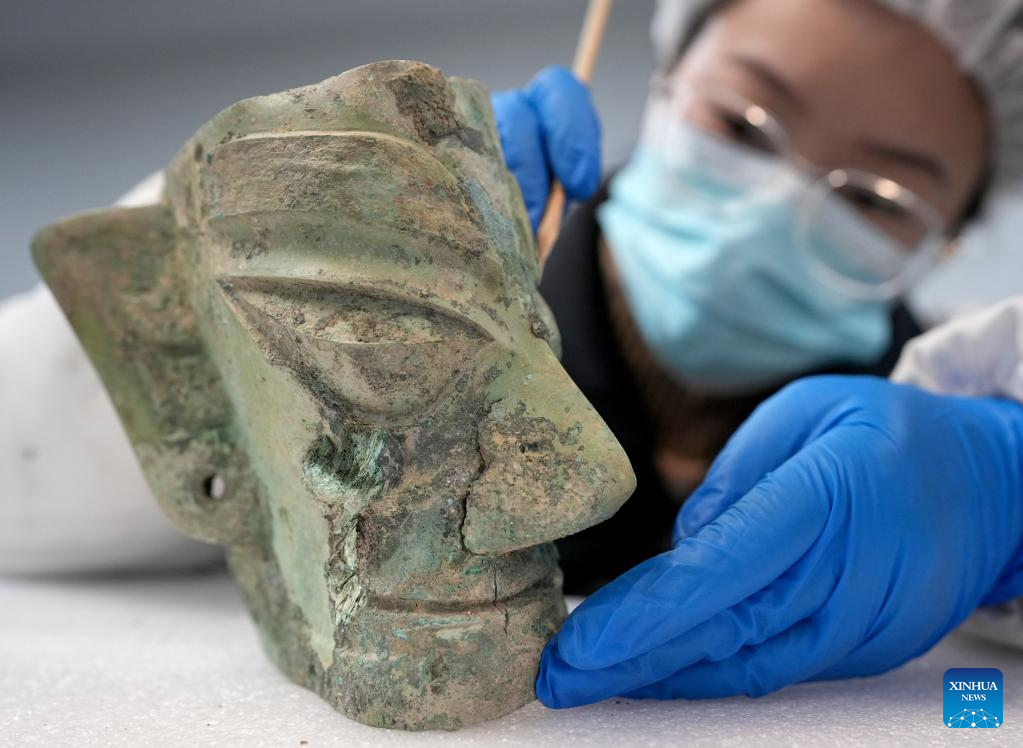 Pic story of relic restorer at Sanxingdui Museum