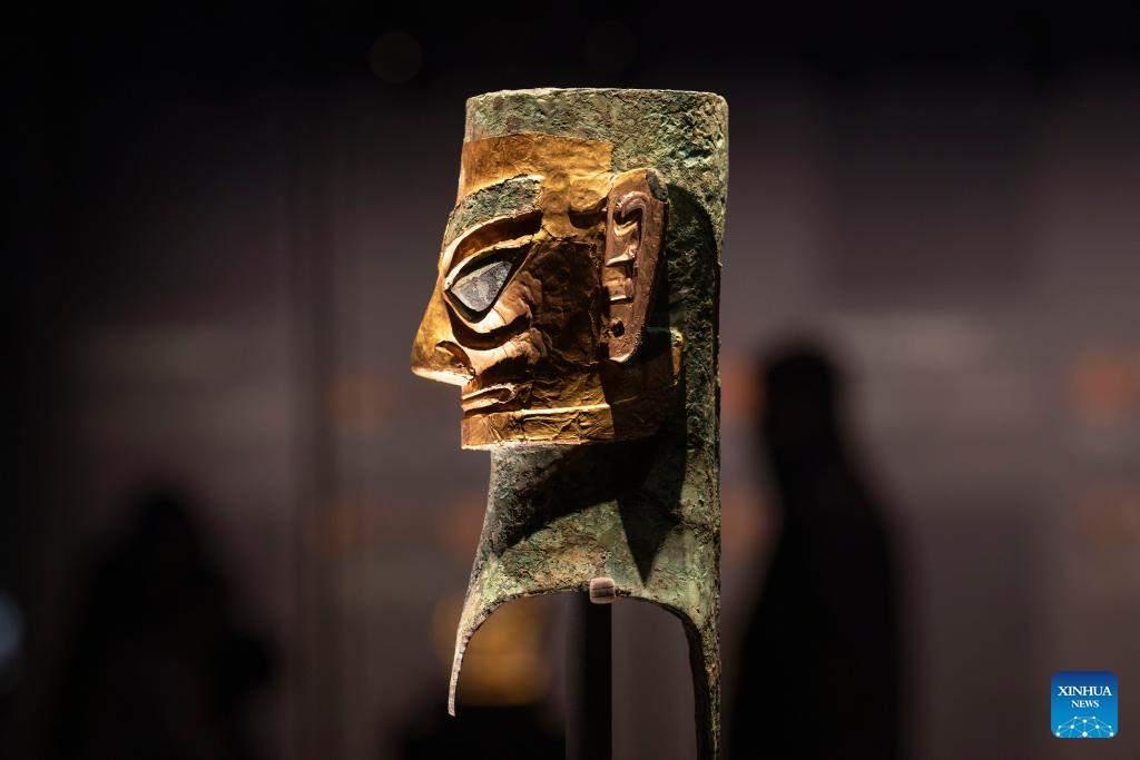 Pic story of relic restorer at Sanxingdui Museum