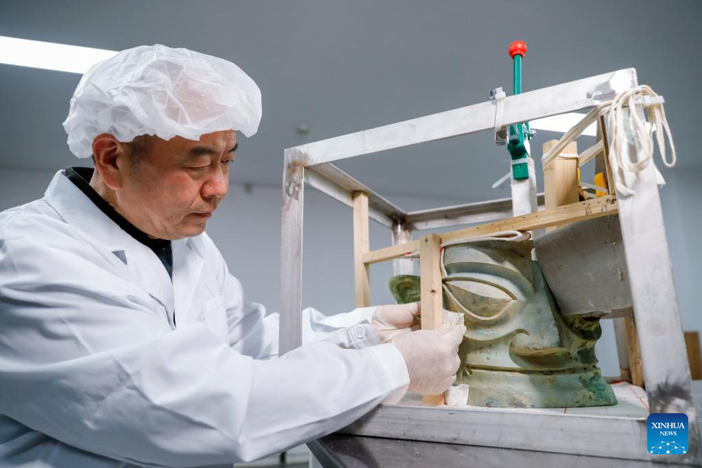 Pic story of relic restorer at Sanxingdui Museum